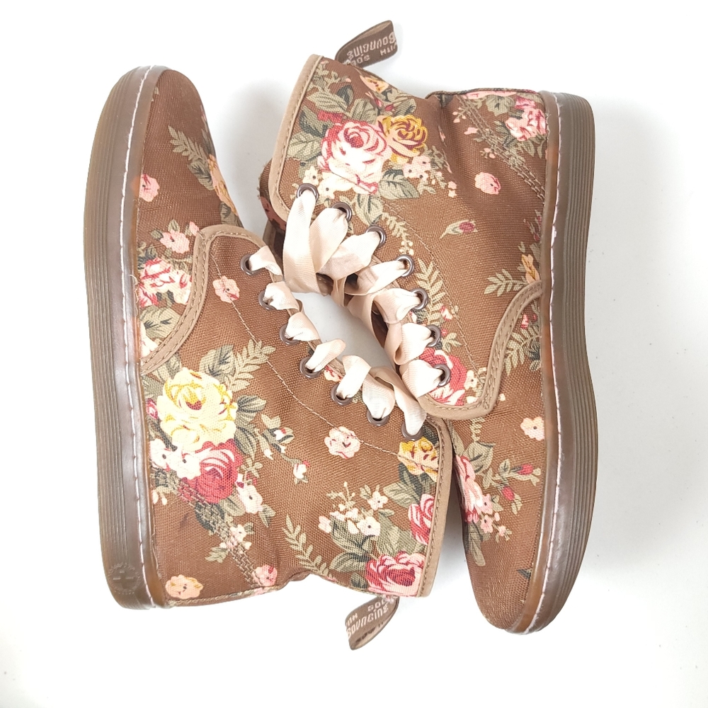Dr. Martens Shoreditch Victorian Floral Boots - Picture 2 of 12